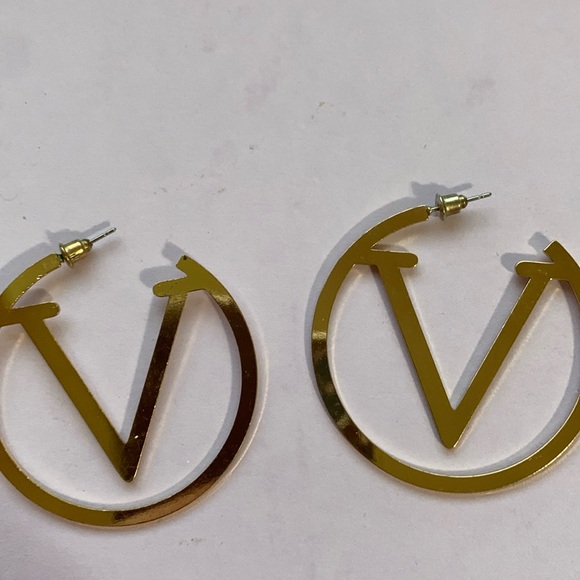 Hoop earrings Letter V - Picture 2 of 3